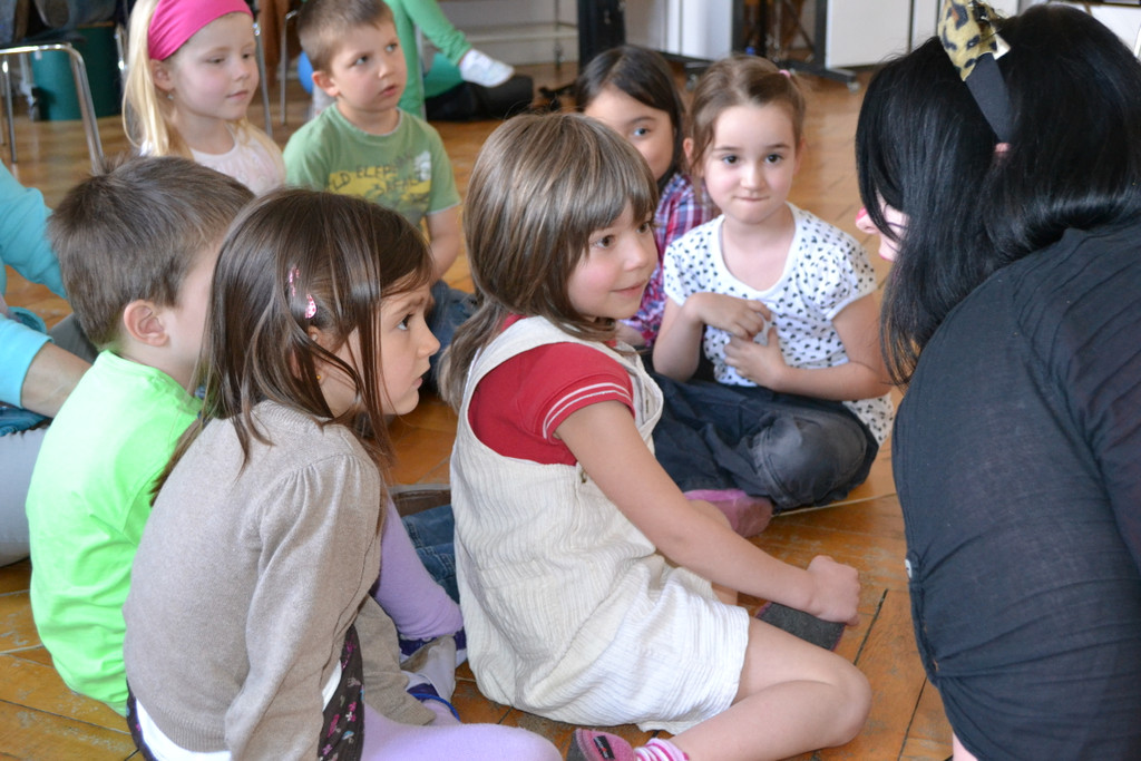45 Fasziniert lauschen die Kinder Moniques Gesang.JPG