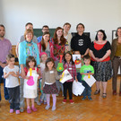 48 Renate P__cheim mit KIBE-Kindern und Studenten.JPG