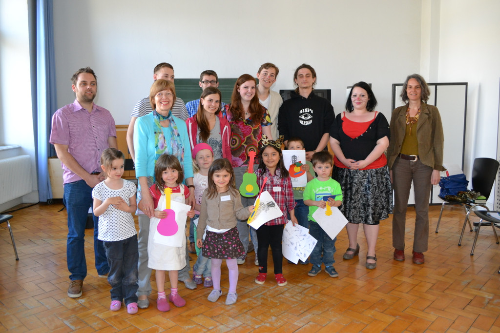 48 Renate P__cheim mit KIBE-Kindern und Studenten.JPG