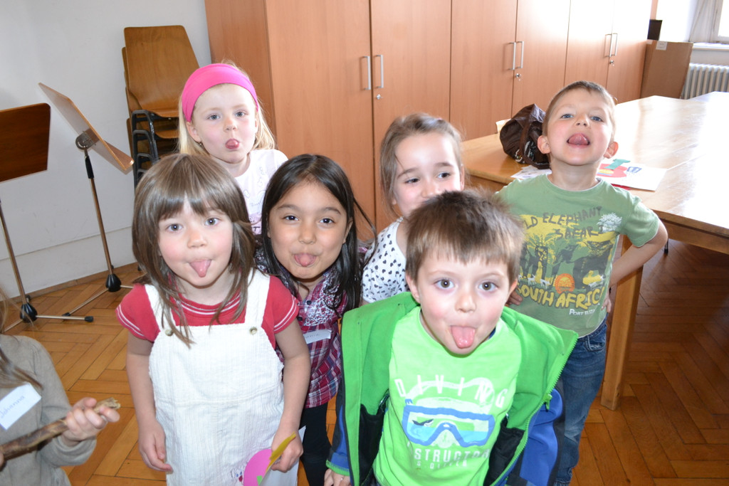 54 Elli-Marie _5__ Aurelia _6__ Deniz _6__ Nina _5__ Leonard _4_ und Michael _6_.JPG