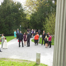 Die Hochzeitsgesellschaft wartet auf Braut und Br__utigam.JPG