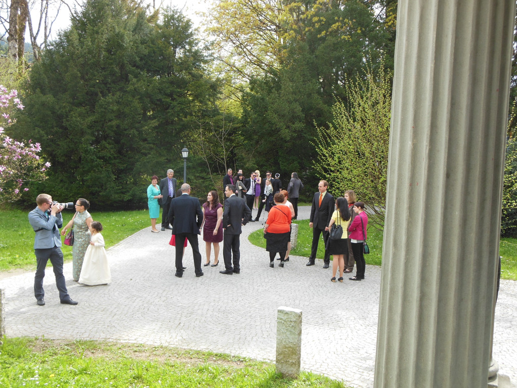 Die Hochzeitsgesellschaft wartet auf Braut und Br__utigam.JPG