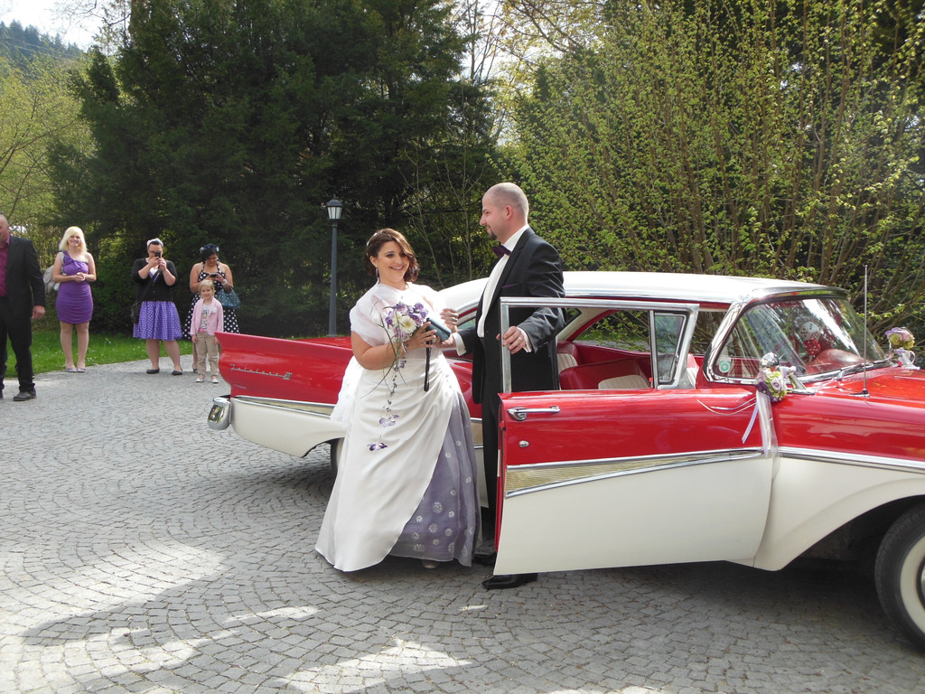 Im Oldtimer kam das Hochzeitspaar.JPG