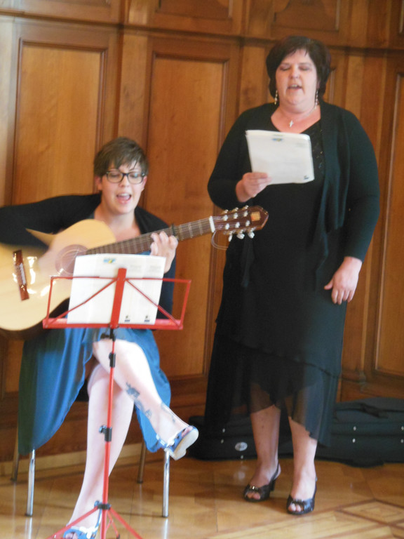 Conny und Brigitte begleiteten musikalisch.JPG