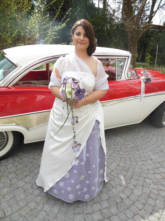 Die Braut im selbst kreierten Hochzeitskleid.JPG