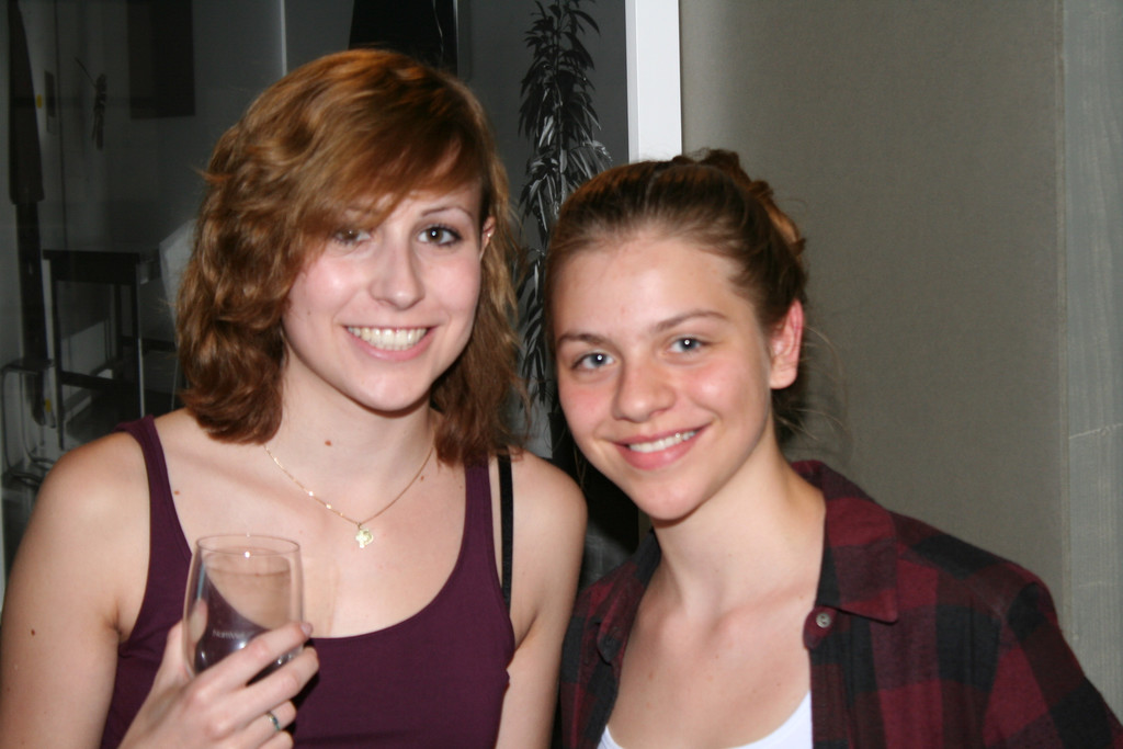 Vernissageg__ste Sandra und Marianna_JPG-1367154471