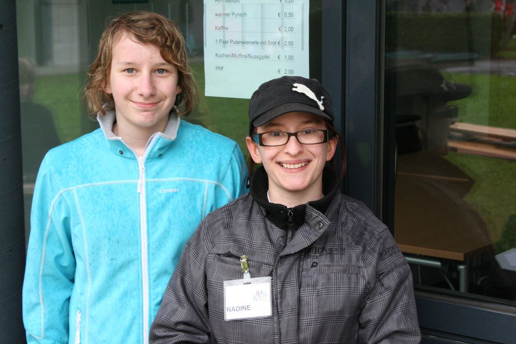 Carlotta und Nadine an der Kassa_JPG-1367154882