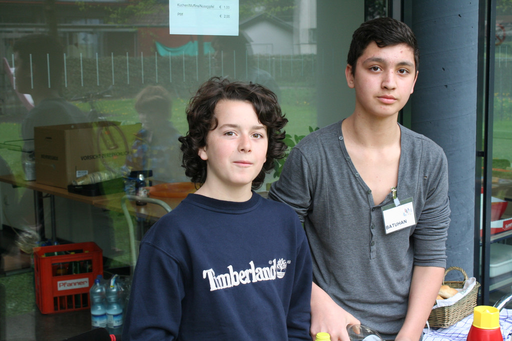 Franko und Bathuan verkauften Getr__nke und Speisen und kassierten daf__r einen tollen Gutschein_JPG-1367154906