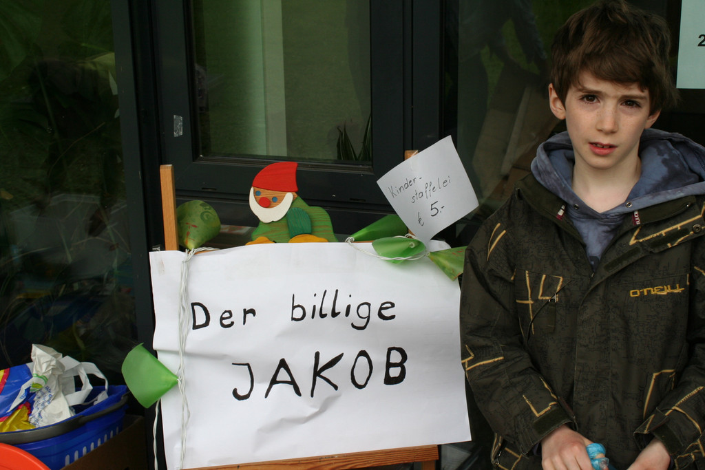 Jakob in seinem Schn__ppchenparadies_JPG-1367155056