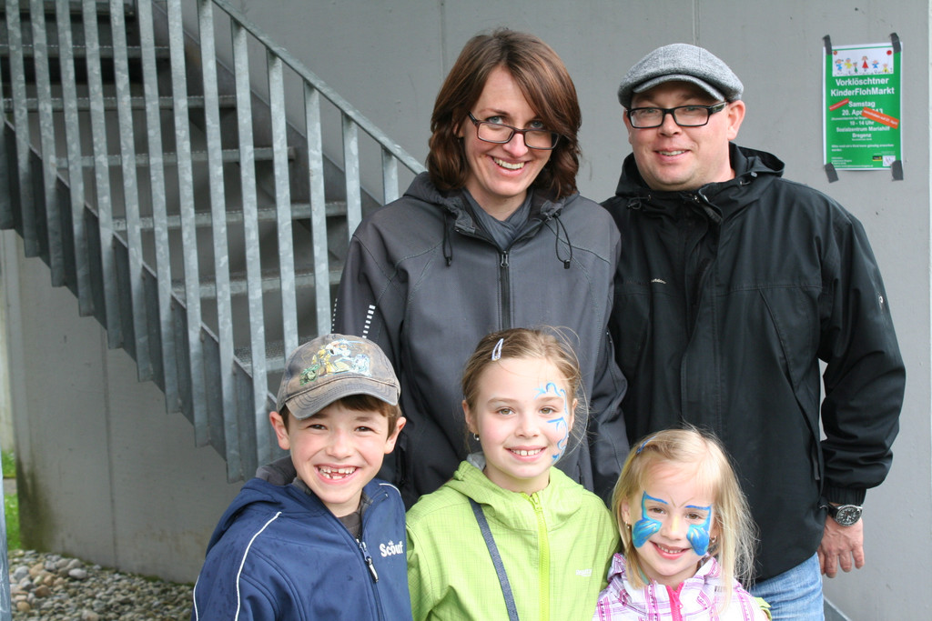 Tristan_ Leonie_ Madeline_ Davina und Armin beim Kinderflohmarkt_JPG-1367155123