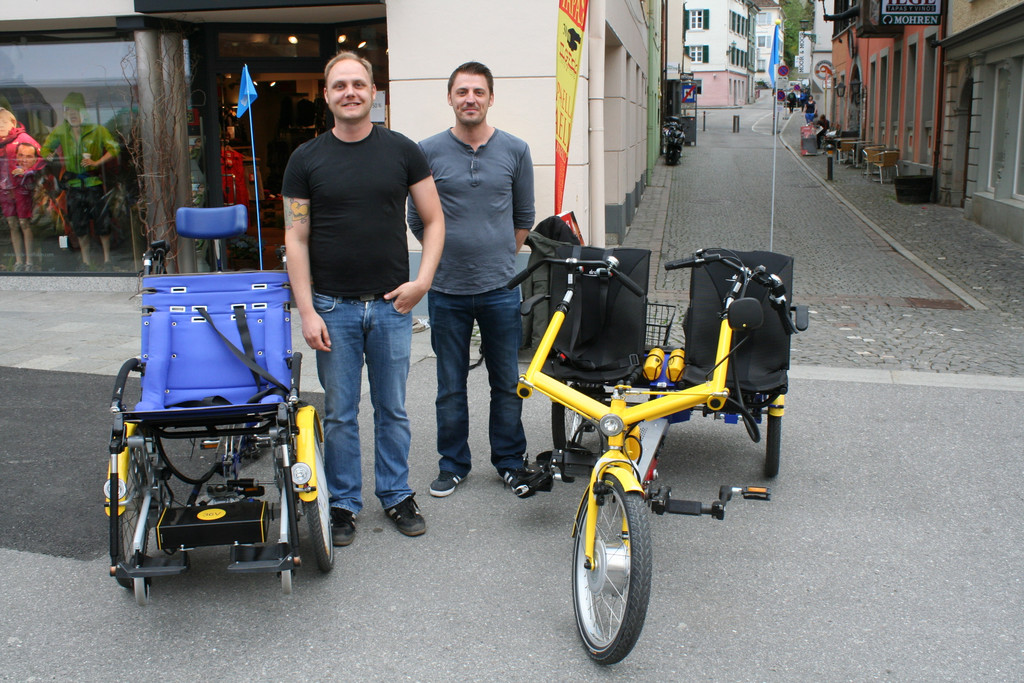 Martin und Manuel von der Lebenshilfe informierten zu Innovationen f__r k__rperliche beeintr__chtigte Menschen_JPG-1367155916