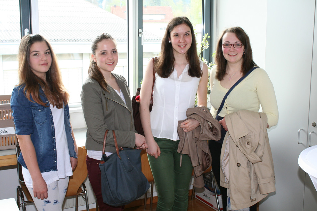 Gesangssch__lerinnen Eria_ Antonia_ Theresa und Sandra_JPG-1367156238