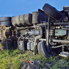 Lkw kippt auf A1 um