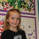 Kleine Künstler experimentieren mit Farbe