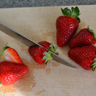 02 Halbiere 4-5 sch__ne Erdbeeren mit gr__nem Blatt_JPG-1367508115