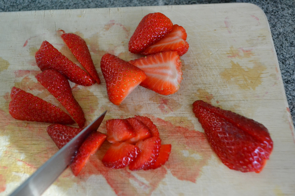 03 Schneide die restlichen Erdbeeren in Scheiben_JPG-1367508156