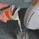 04 Gie__e die Sahne in einen R__hrbecher____JPG-1367508204