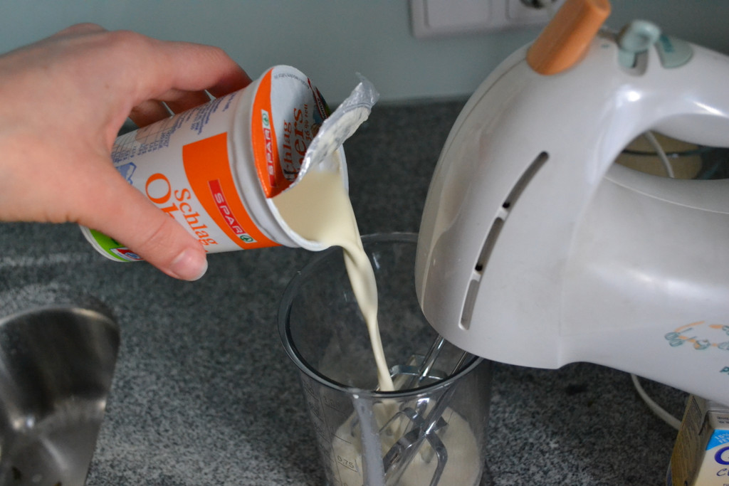 04 Gie__e die Sahne in einen R__hrbecher____JPG-1367508204