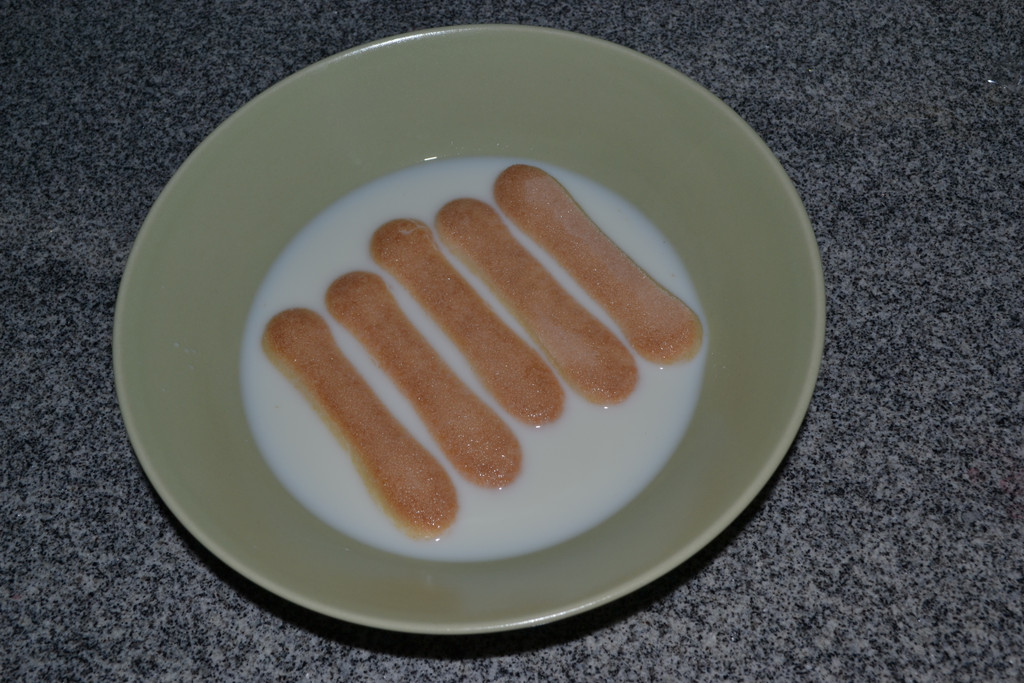 12 Weiche die Biskotten in etwas Milch ein_JPG-1367508553