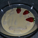 17 Schlie__e mit Creme ab und dekoriere das Tiramisu mit den Erdbeerh__lften und den gehackten Pistazien_JPG-1367508762