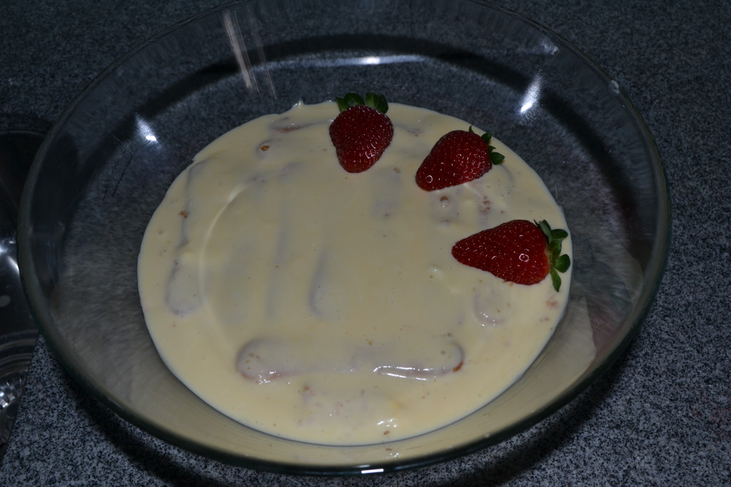 17 Schlie__e mit Creme ab und dekoriere das Tiramisu mit den Erdbeerh__lften und den gehackten Pistazien_JPG-1367508762