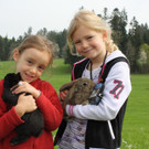 Sanna und Lucia mit s____e Hasen vom Kleintiermarkt__jpg-1367589040