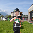 Radhelmspielefest 006 Tim balanciert gef__llte Wasserbecher_JPG-1367916361