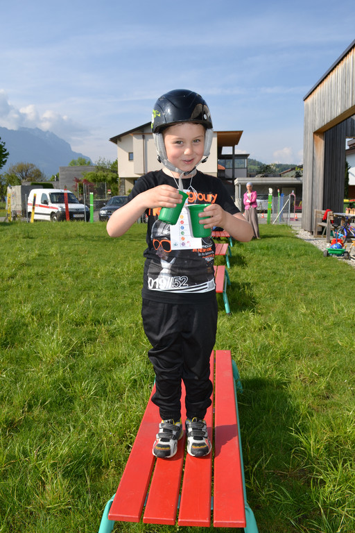 Radhelmspielefest 006 Tim balanciert gef__llte Wasserbecher_JPG-1367916361