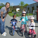 Radhelmspielefest 024 Leon_ SIla und Lisa startbereit am Hindernisparcours_JPG-1367916669