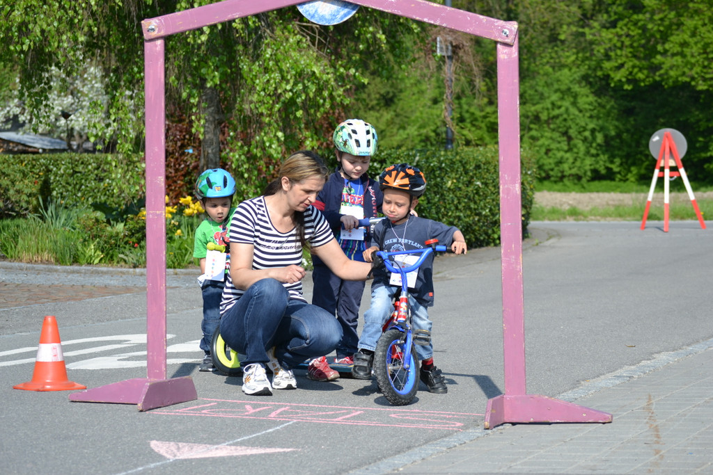 Radhelmspielefest 056 Ilhana gibt den Radfahrern das OK zum Start_JPG-1367916994