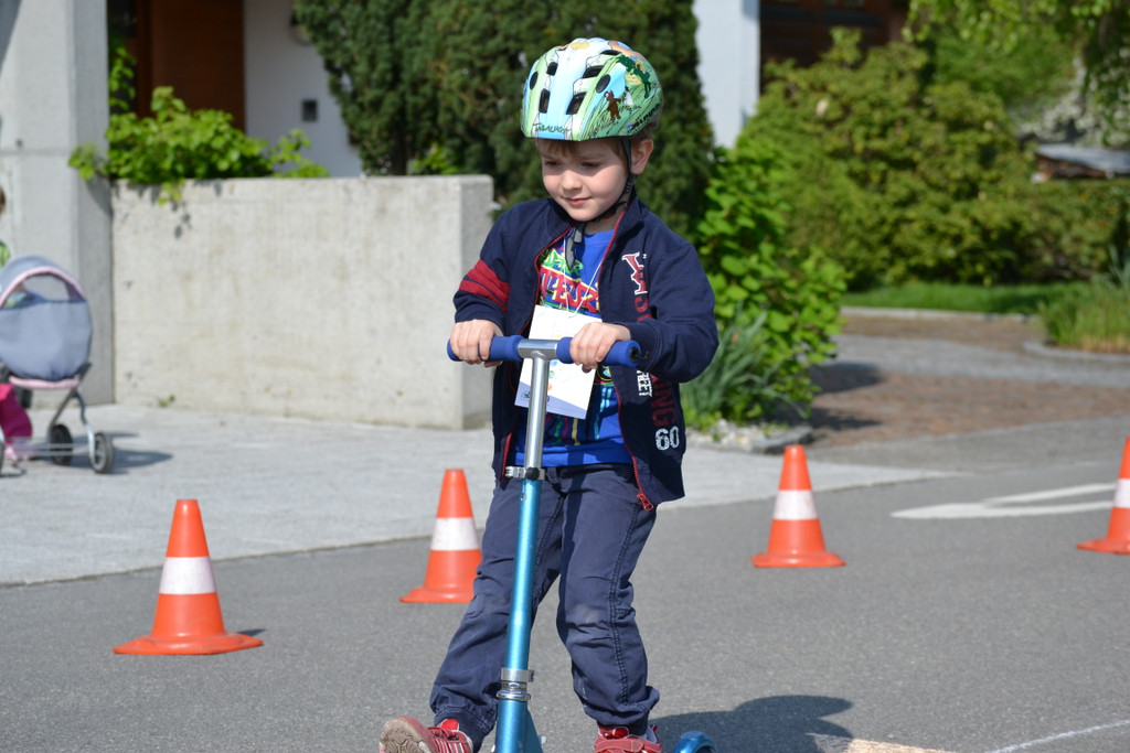 Radhelmspielefest 060 Luca auf dem Roller_JPG-1367917073