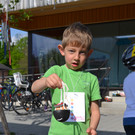 Radhelmspielefest 094 Felix beim Eierhelmtest_JPG-1367917430