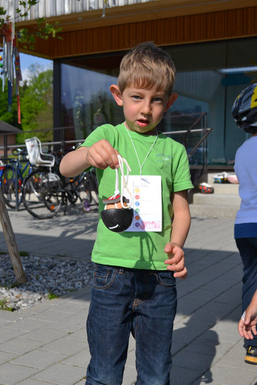 Radhelmspielefest 094 Felix beim Eierhelmtest_JPG-1367917430