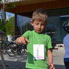 Radhelmspielefest 095 Felix l__sst das Ei mit Helm auf den Asphalt fallen_JPG-1367917470