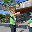 Radhelmspielefest 103 Felix beim Eierhelmtest_JPG-1367917510