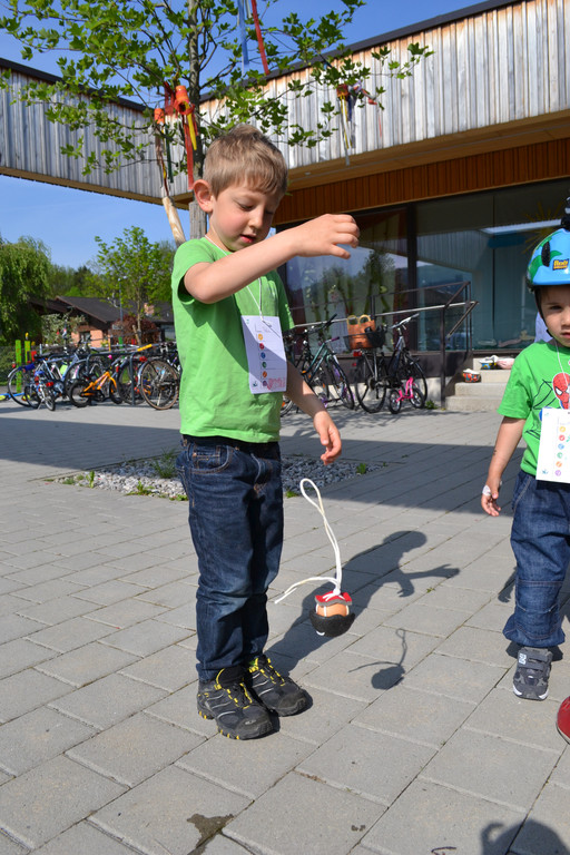 Radhelmspielefest 103 Felix beim Eierhelmtest_JPG-1367917510