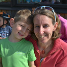 Radhelmspielefest 107 Petra _mit Sohn Felix_ gef__llt_ wie den Kindern der richtige Umgang mit dem Fahrrad vermittelt wird_JPG-1