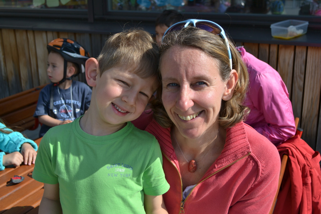 Radhelmspielefest 107 Petra _mit Sohn Felix_ gef__llt_ wie den Kindern der richtige Umgang mit dem Fahrrad vermittelt wird_JPG-1