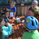 Radhelmspielefest 108 Petra macht mit den Kindern den Eierhelmtest_JPG-1367917597