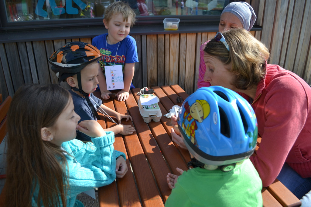 Radhelmspielefest 108 Petra macht mit den Kindern den Eierhelmtest_JPG-1367917597