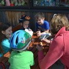 Radhelmspielefest 109 Petra und die Schneackle-Kinder beim Eierhelmtest_JPG-1367917642