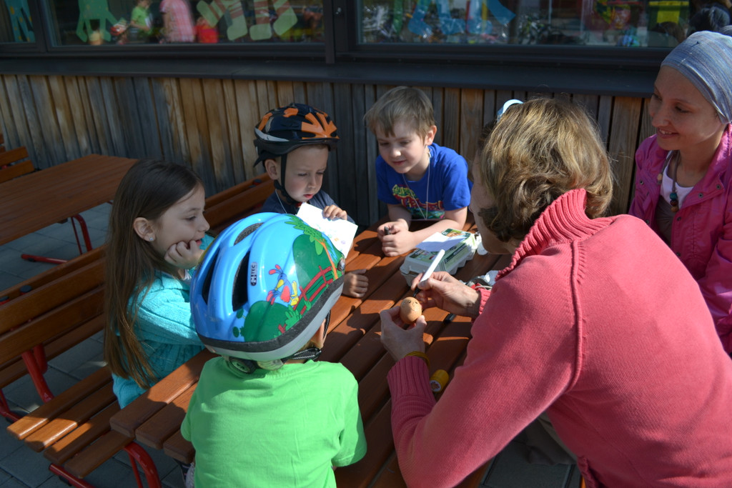 Radhelmspielefest 109 Petra und die Schneackle-Kinder beim Eierhelmtest_JPG-1367917642