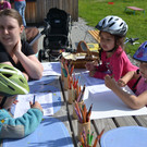 Radhelmspielefest 115 Die Schneackle-Kinder mit dem Fehlersuchbild bei der Malstation_JPG-1367917724