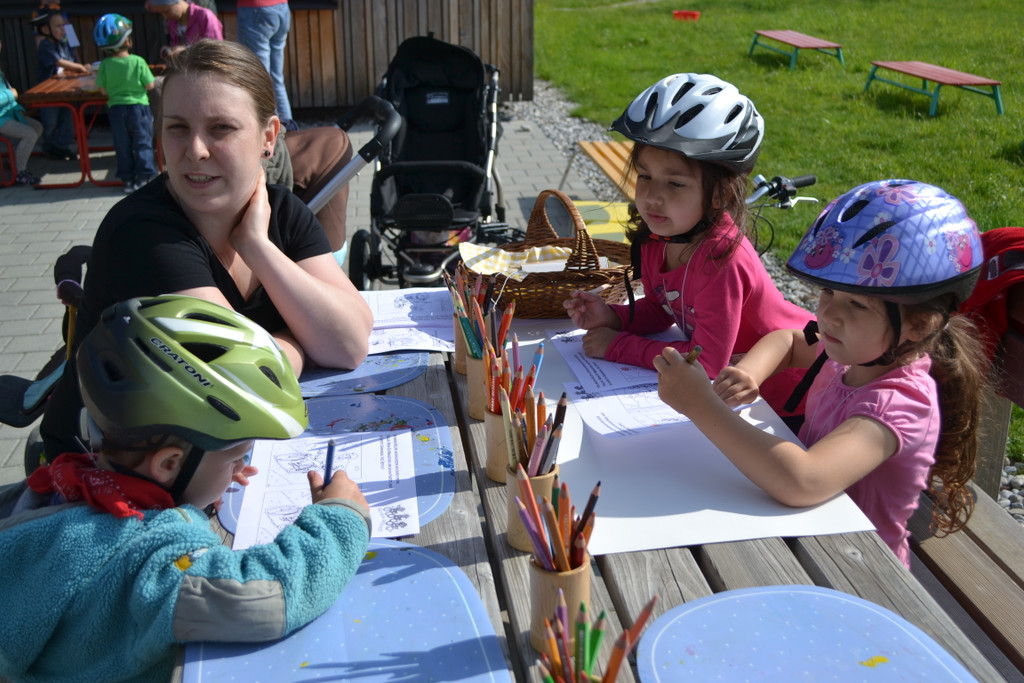 Radhelmspielefest 115 Die Schneackle-Kinder mit dem Fehlersuchbild bei der Malstation_JPG-1367917724