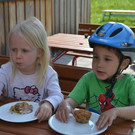 Radhelmspielefest 118 Lisa und Amir st__rken sich mit Kuchen_JPG-1367917807