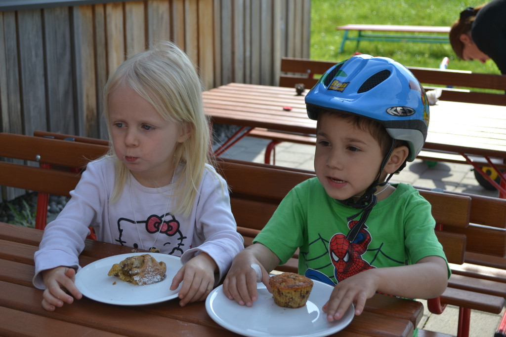 Radhelmspielefest 118 Lisa und Amir st__rken sich mit Kuchen_JPG-1367917807