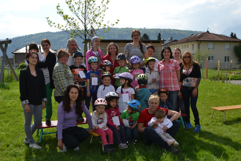Radhelmspielefest 136 Schneackle-Kinder mit Anni Hutter_ Sonja Beyrer und den flei__igen Helfern_JPG-1367918202