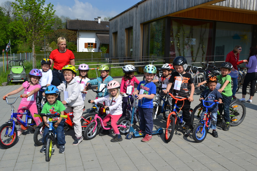 Radhelmspielefest 137 Astrid L__ngle mit den stolzen Schneackle-Kindern_JPG-1367918243