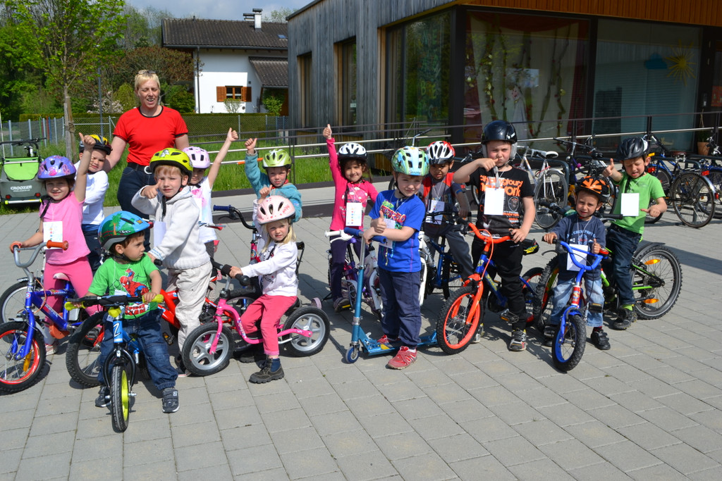 Radhelmspielefest 142 Astrid L__ngle mit den Schneackle-Kindern_JPG-1367918284