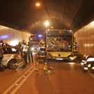 Citytunnel: Postbus kracht auf Pkw